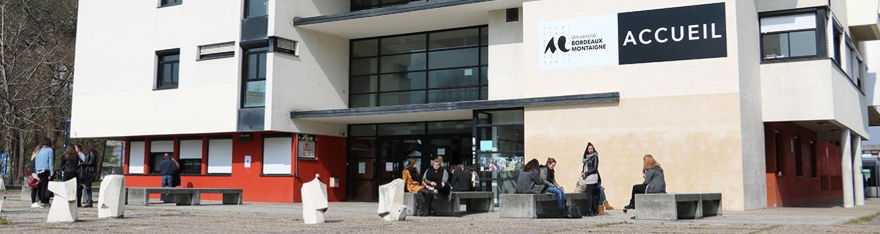 Parvis de l'Université Bordeaux Montaigne avec quelques étudiant.e.s